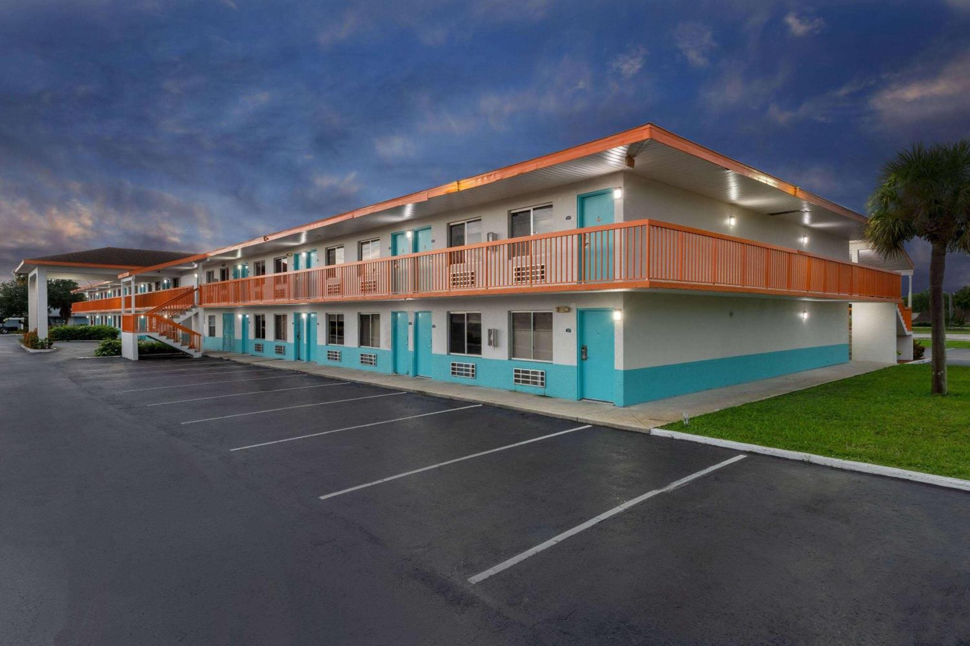 Howard Johnson By Wyndham Vero Beach/I-95 Екстериор снимка